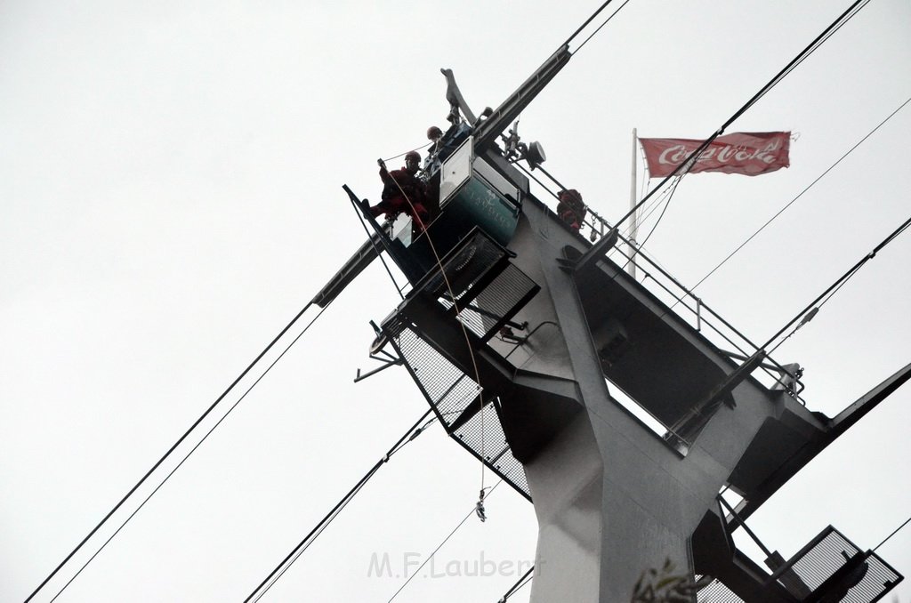 Einsatz BF Hoehenretter Koelner Seilbahn Hoehe Zoobruecke P2171.JPG